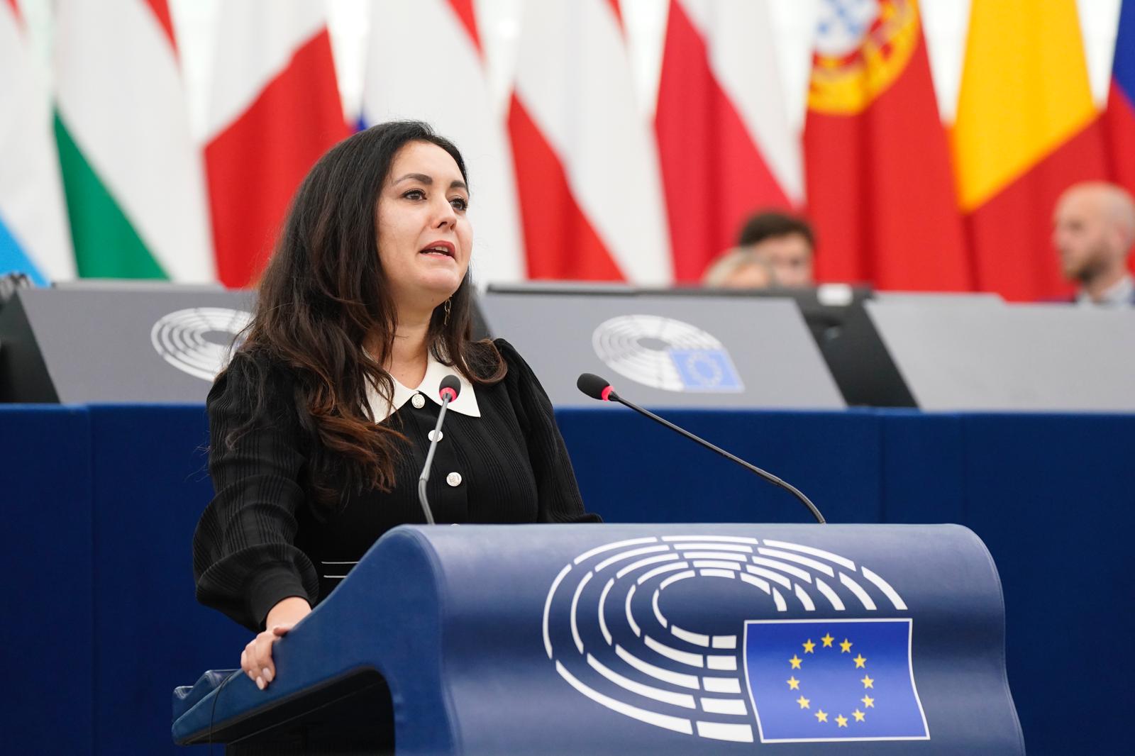 Entrevista com Leïla Chaibi sobre a diretiva europeia do trabalho em plataformas